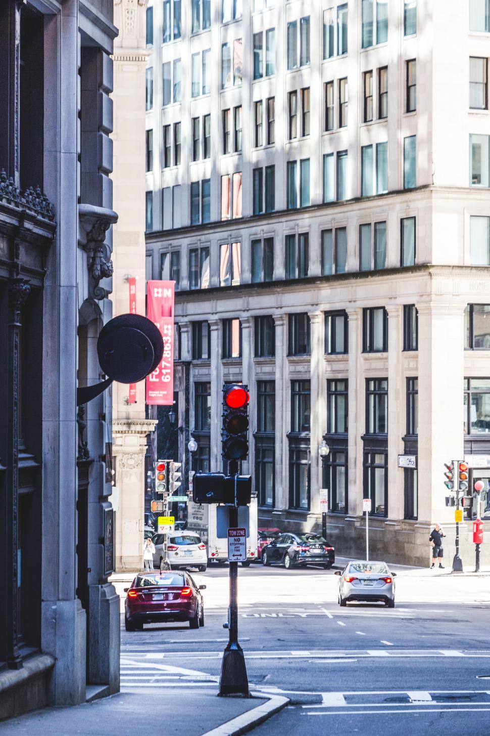 Free Image of Urban street scene with traffic light 