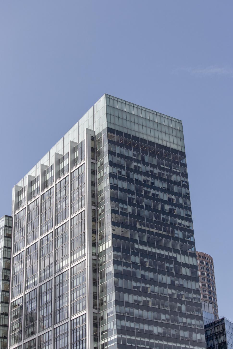Free Image of Sleek reflective high-rise building in urban area 