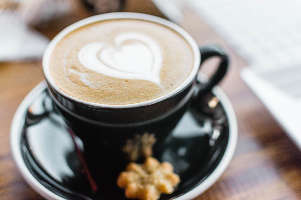 Free Image of Heart-shaped latte art on a black cup 