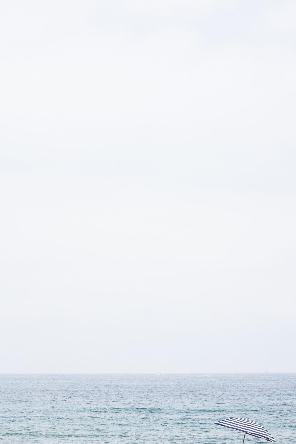 Free Image of Minimalistic ocean horizon on cloudy day 