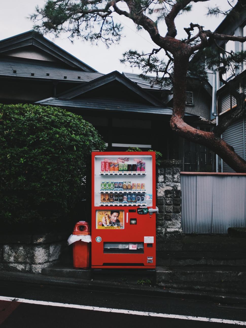 Free Image of Vending machine in front of a Japanese house 
