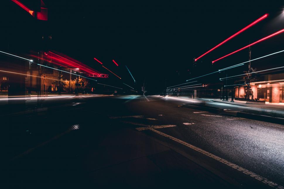 Free Image of Street scene with motion blur of car lights 