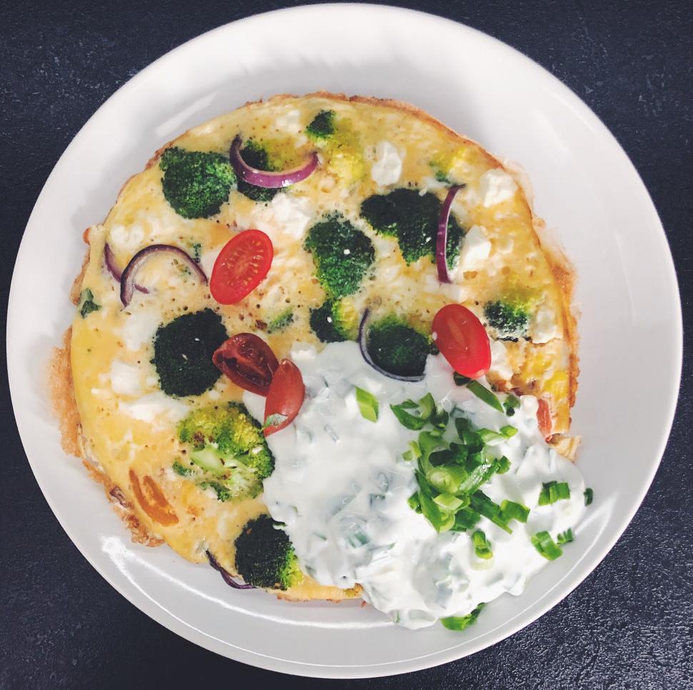 Free Image of Omelette with broccoli and cheese 