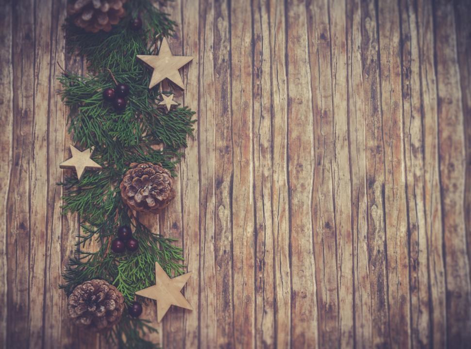 Free Image of Festive Christmas garland on rustic wood 