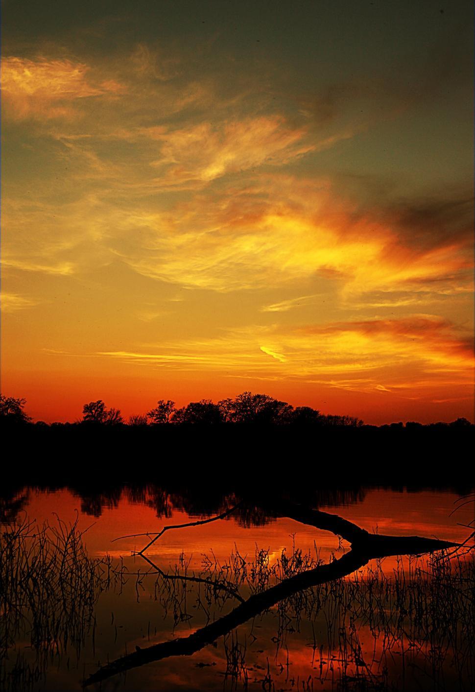 Free Image of Sunset reflection over lake 