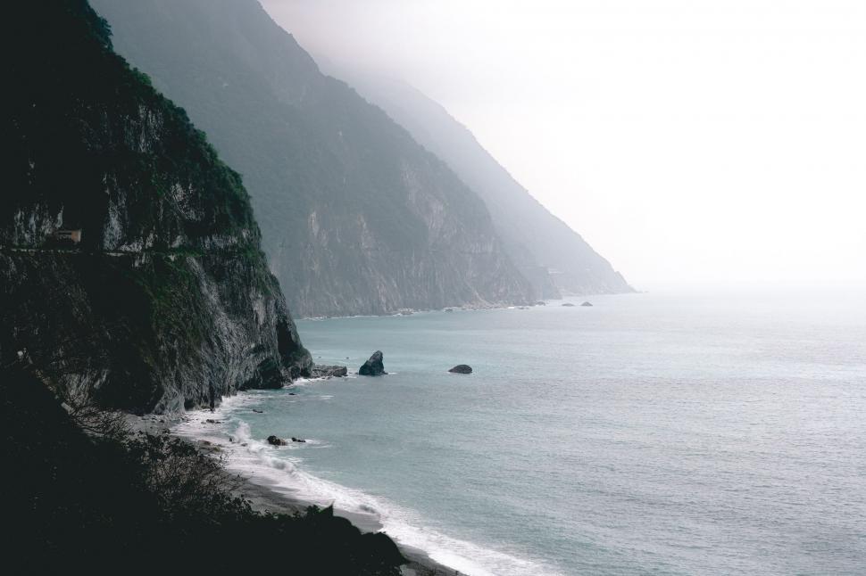 Free Image of Secluded beach with mountain backdrop 