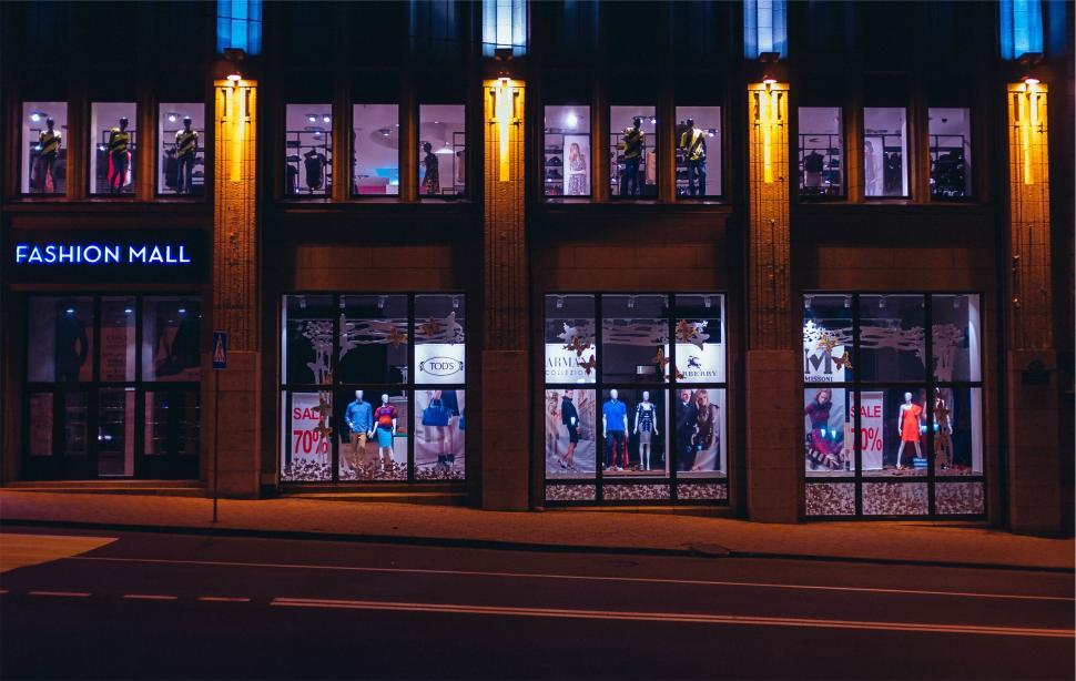 Free Image of Fashion mall storefront at night 