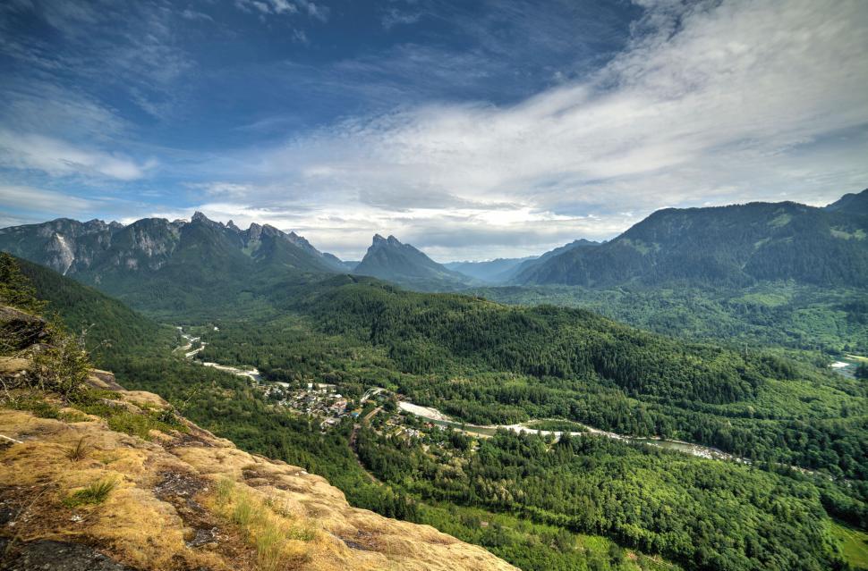Free Image of Breathtaking mountain landscape with blue skies 
