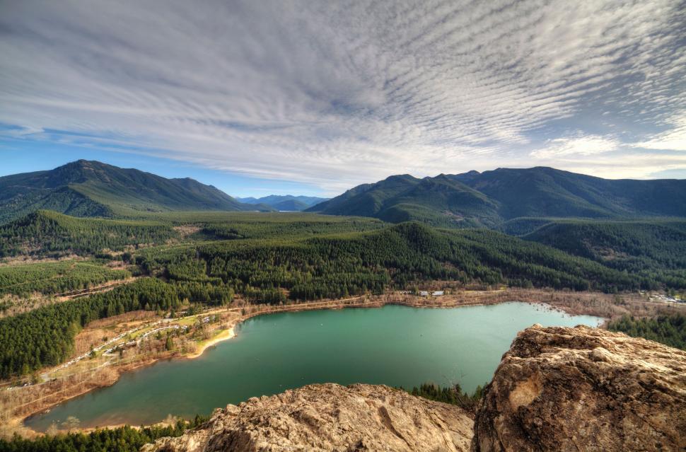 Free Image of Vibrant aerial view of a turquoise lake and forest 