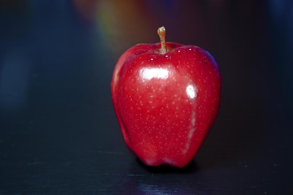 Free Image of Red Apple on a dark backdrop 