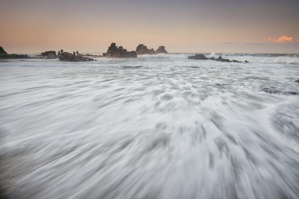 Free Image of Dynamic ocean waves at sunrise 