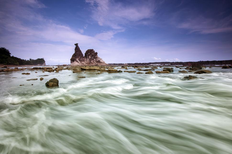Free Image of Dynamic ocean waves crashing on rocky shore 