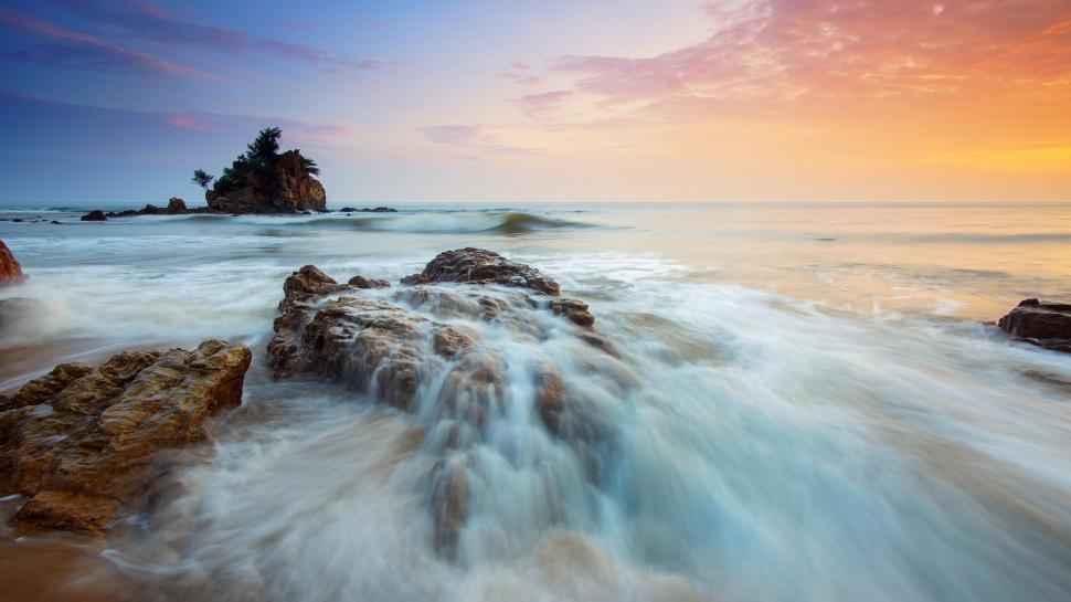 Free Image of Vivid sunrise over tumultuous sea and rocks 