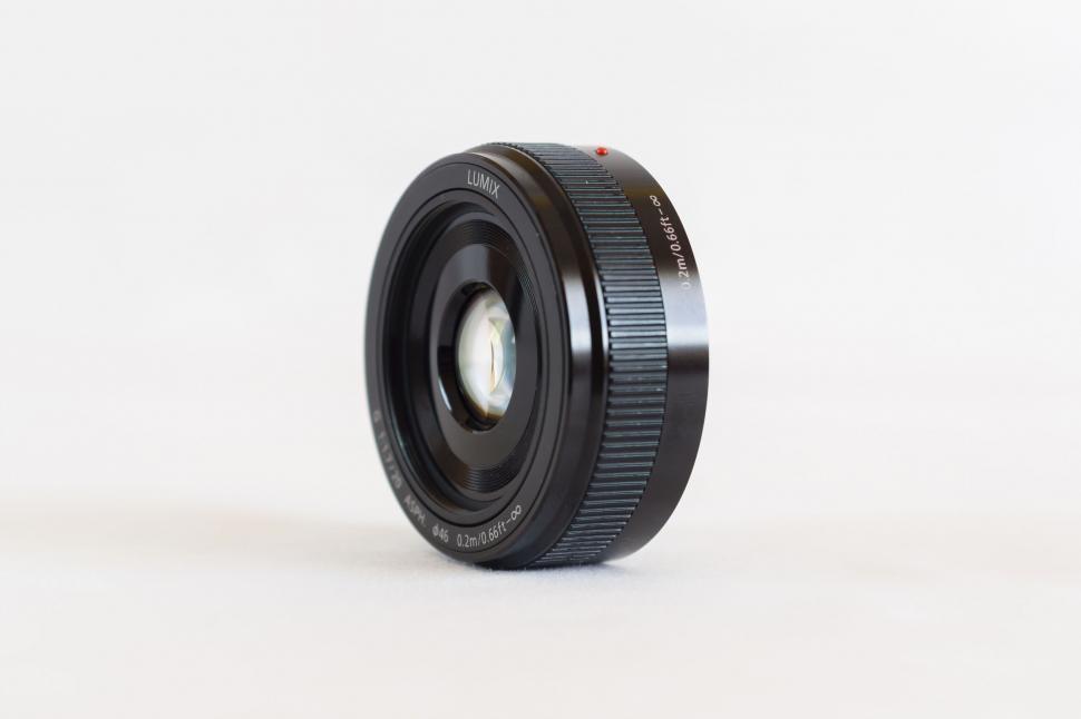 Free Image of Camera lens on a white background 