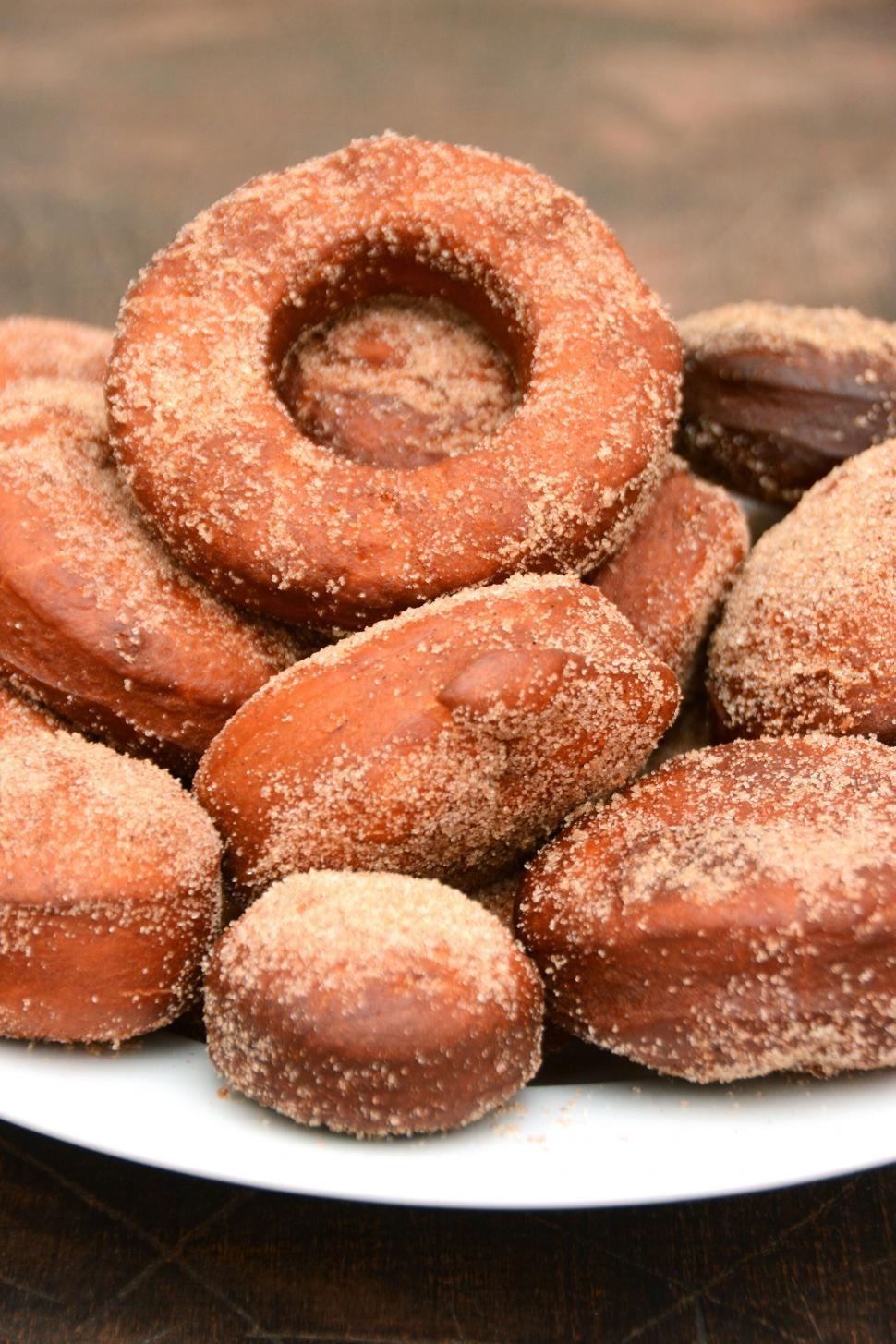 Free Image of Sugar-coated chocolate donuts on plate 