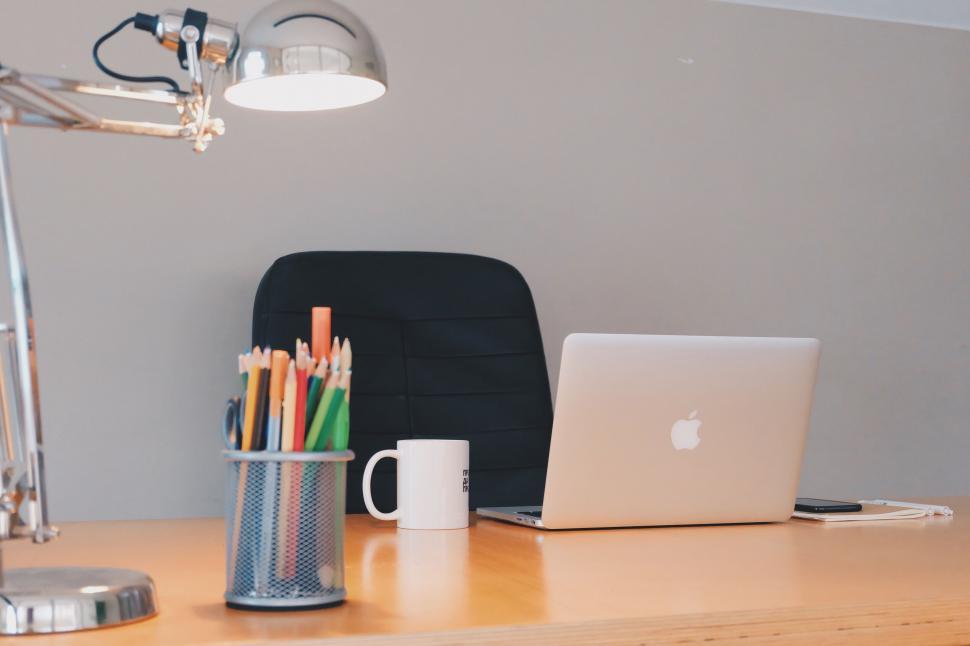 Free Image of Home office desk with laptop and pencils 