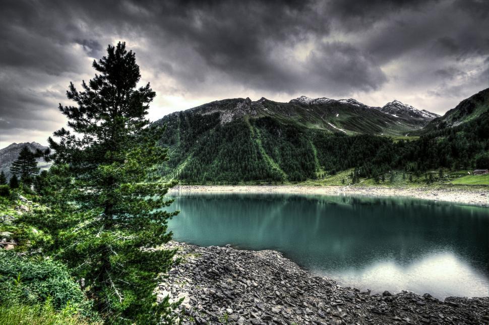 Free Image of Lush mountain landscape with reflective lake 