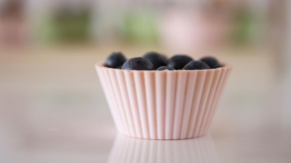 Free Image of Bowl of blueberries on a table 
