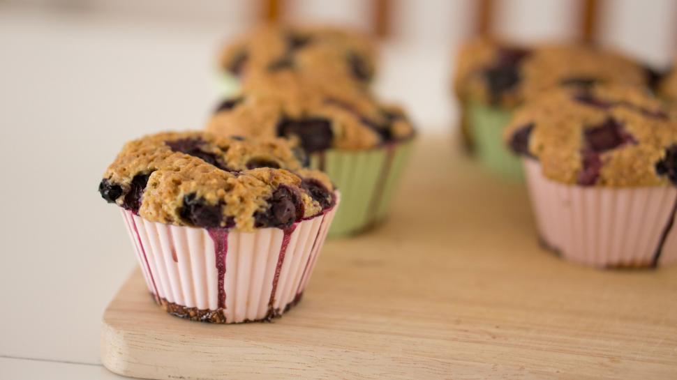 Free Image of Fresh blueberry muffins in striped cups 