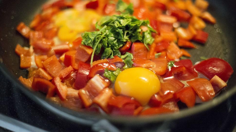 Free Image of Cooking eggs and vegetables in skillet 