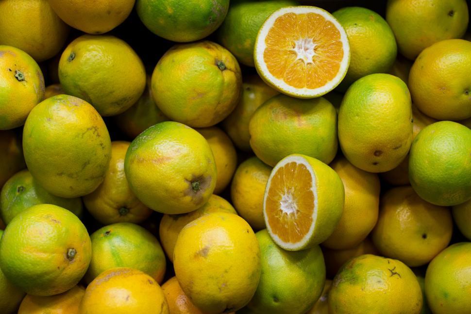 Free Image of Fresh oranges in full and cut open view 