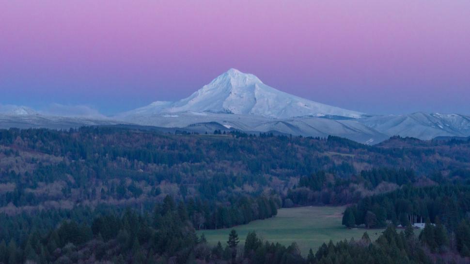 Free Image of Mountain peak at dusk with snow cover 