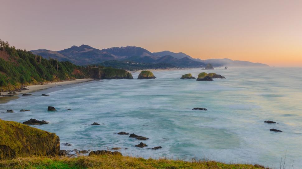 Free Image of Serene coastal landscape at sunset 
