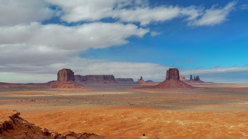 Free Image of Majestic desert view of Monument Valley 