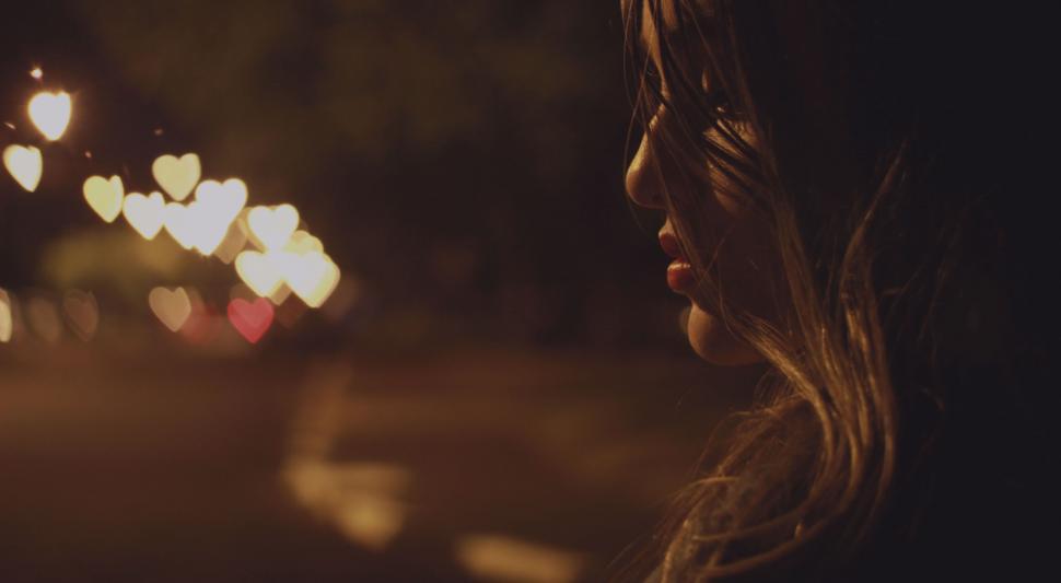 Free Image of Heart-shaped bokeh lights at night 