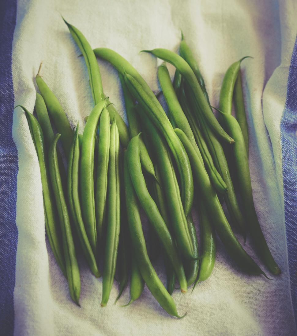 Free Image of Fresh green beans on a fabric background 