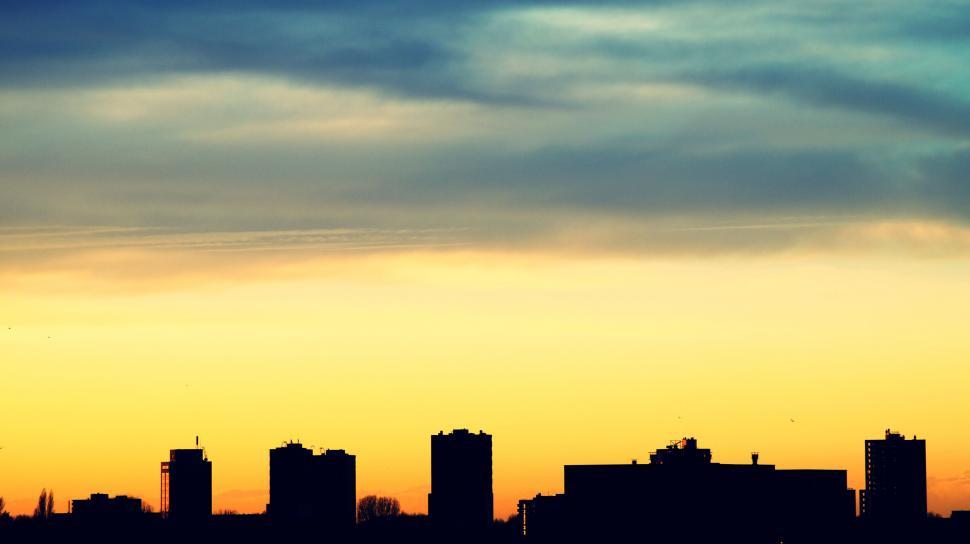 Free Image of Silhouette of the city skyline at dusk 