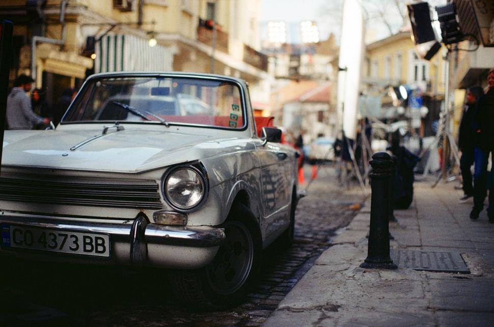 Free Image of Vintage car on a city street 