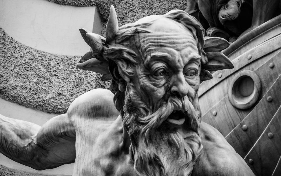 Free Image of Statue with obscured face detail 