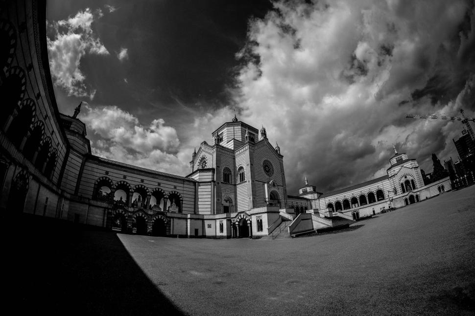 Free Image of Dramatic black and white architecture 