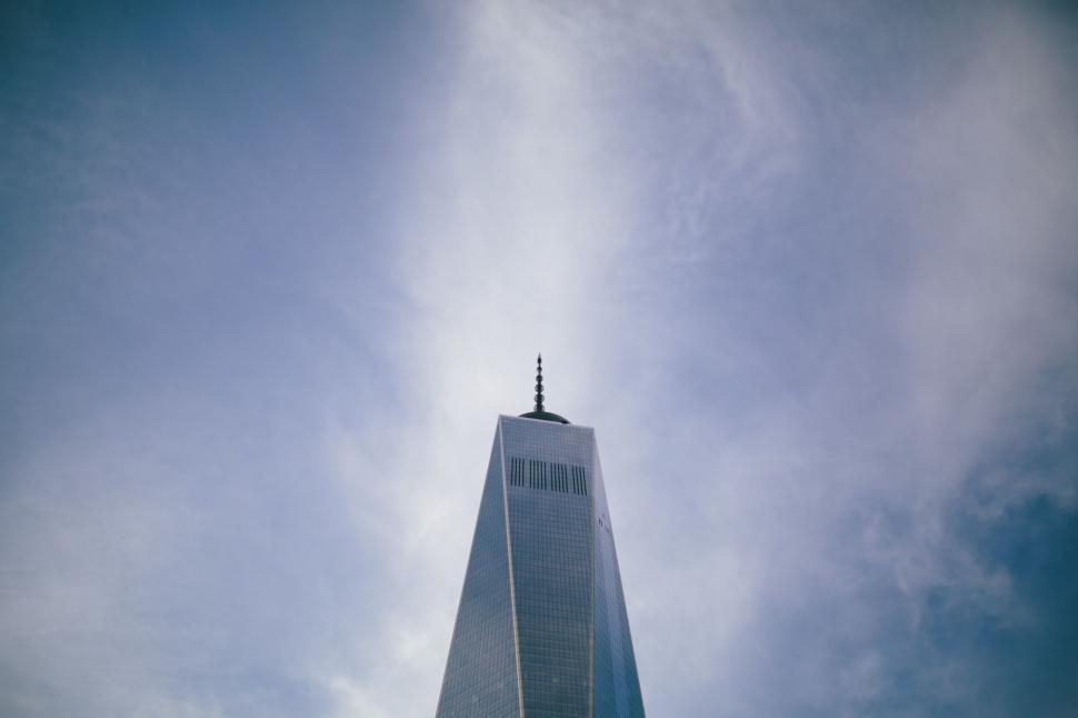 Free Image of Modern Skyscraper Reaching Skyward 