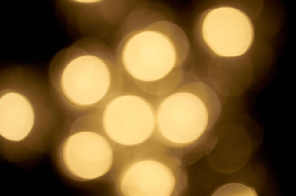 Free Image of Out of focus yellow light bokeh 