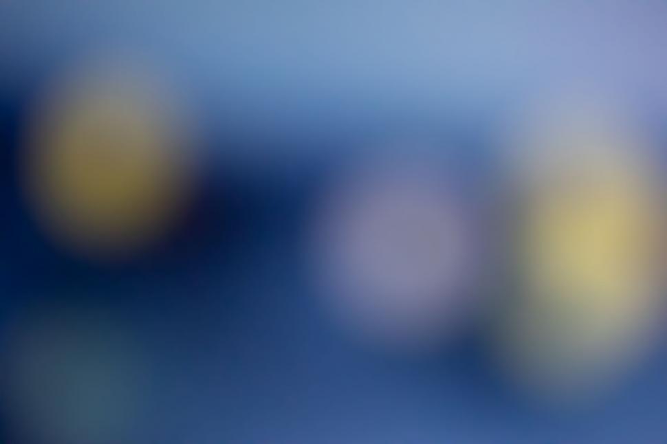 Free Image of Soft bokeh lights with blue tones 