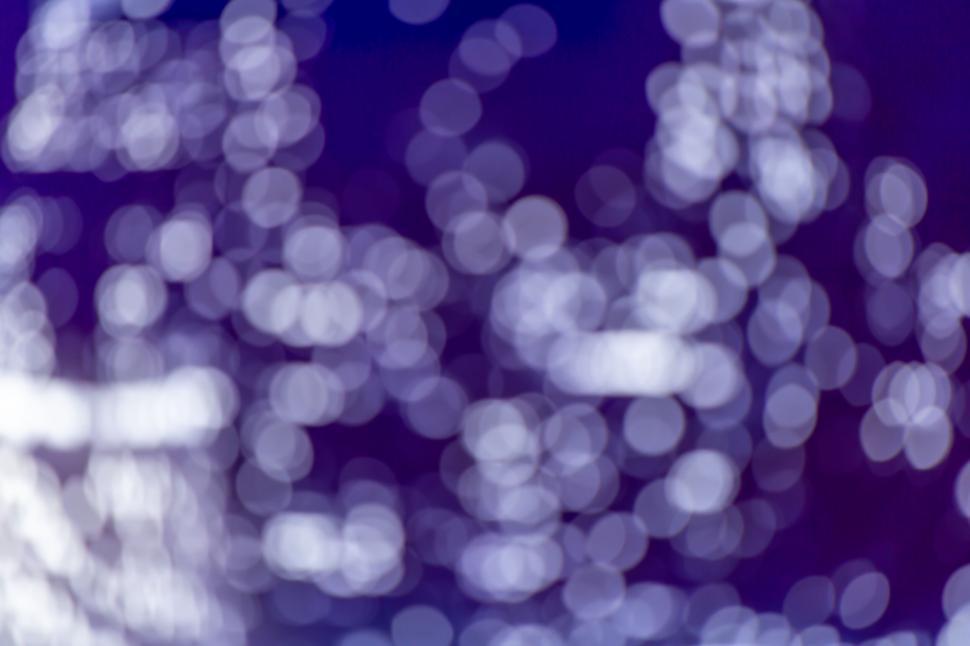 Free Image of Blue bokeh lights on dark background 