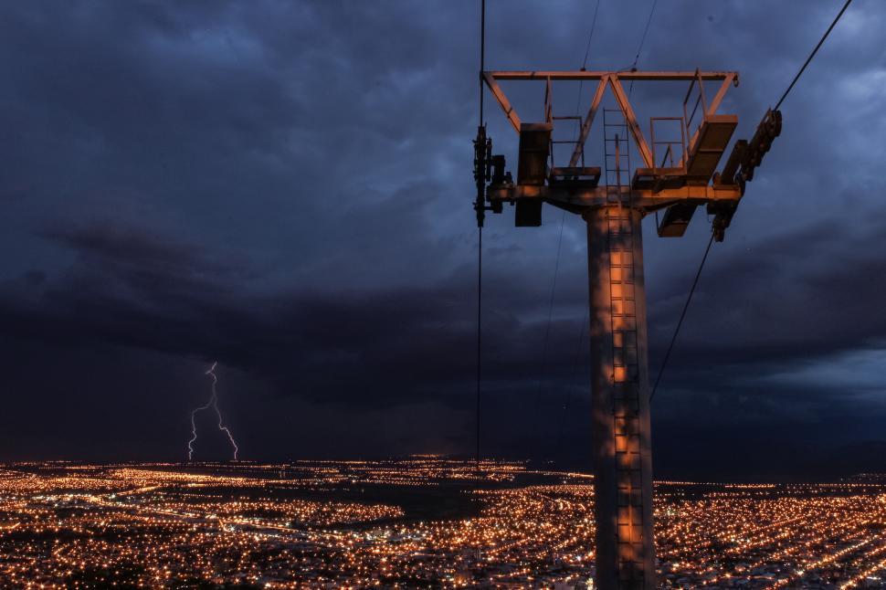 Free Image of Dramatic lightning strike over city at night 