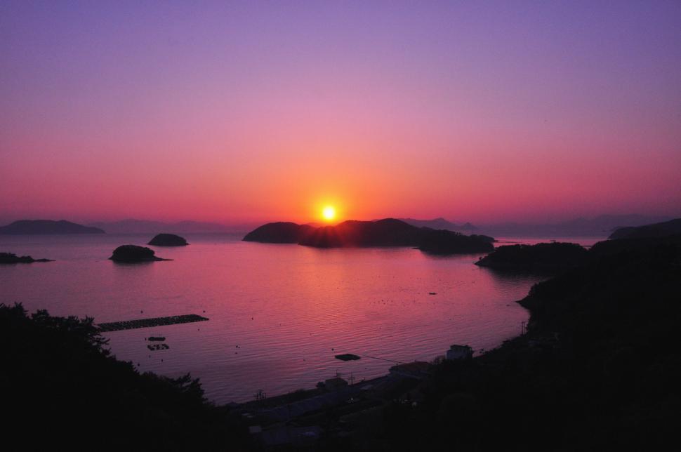 Free Image of Sunset over tranquil seaside landscape 