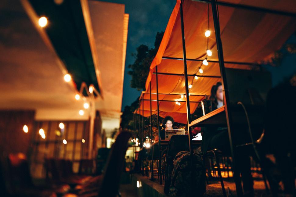 Free Image of Caf? ambiance with bokeh and a silhouette 