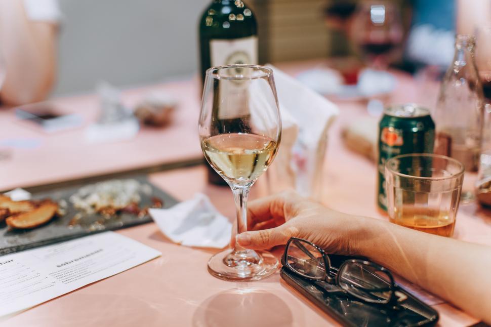 Free Image of Hand holding a glass of white wine 
