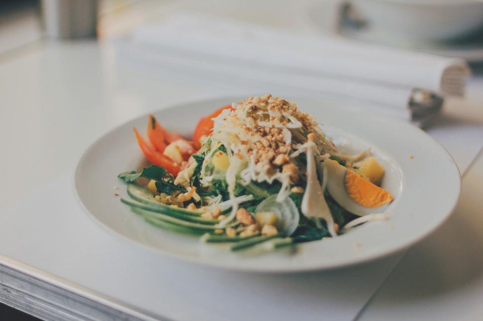 Free Image of Fresh salad on a restaurant table 