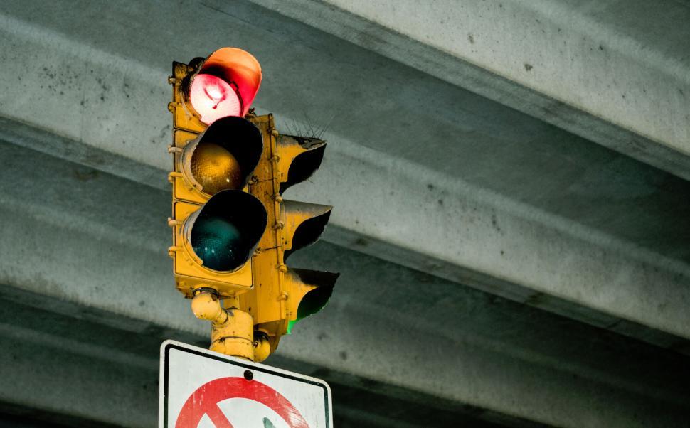 Free Image of Red traffic light under a bridge 