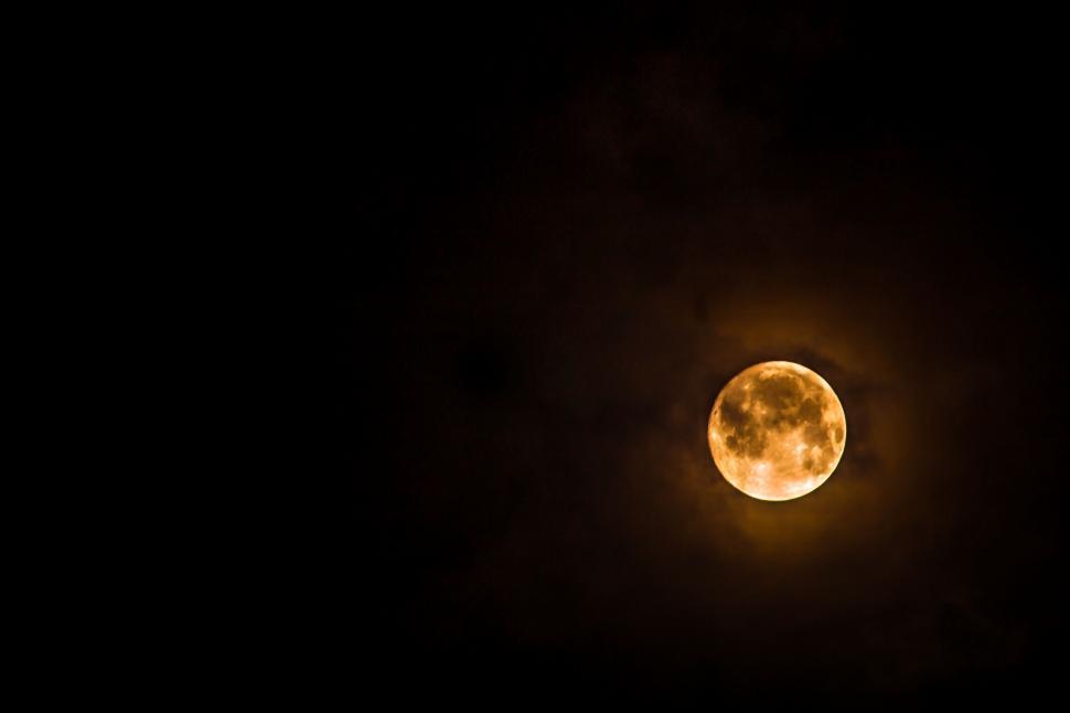 Free Image of Luminous full moon with halo effect 