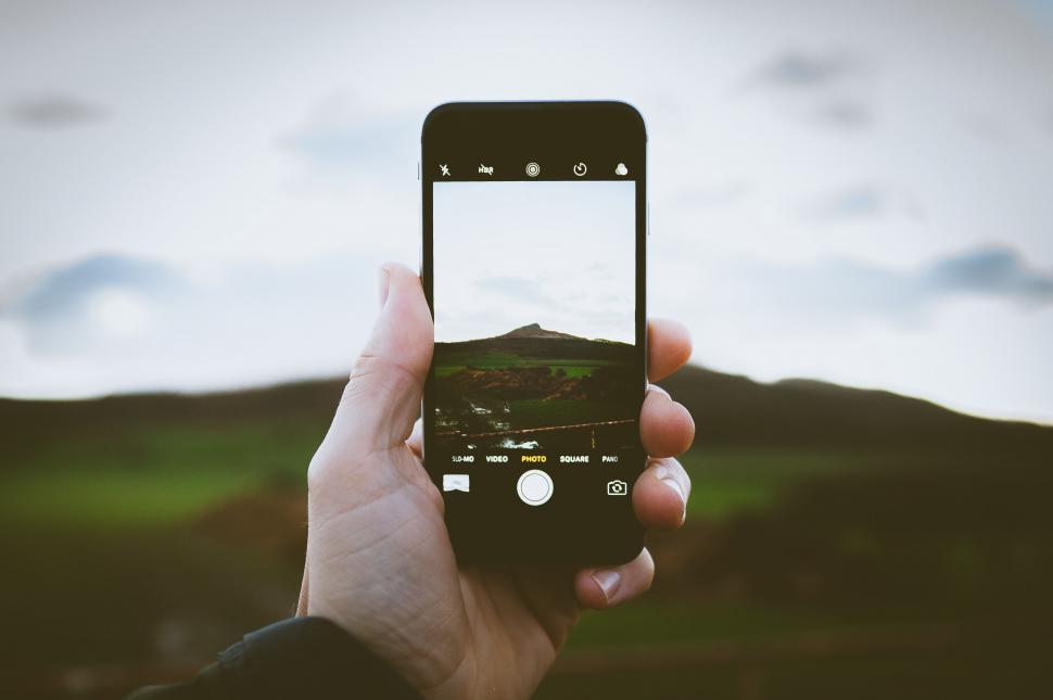 Free Image of Smartphone capturing landscape on camera screen 