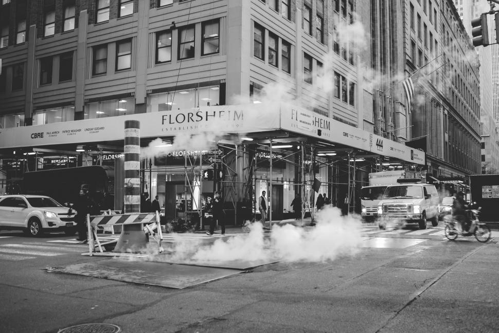 Free Image of Black and white city street scene 