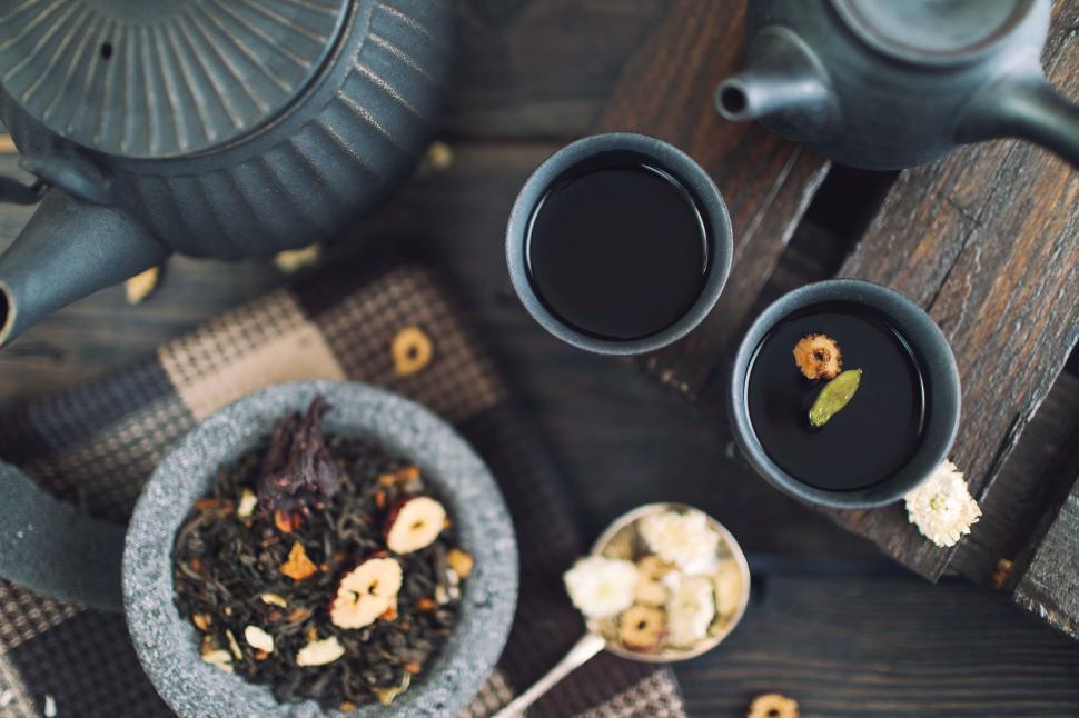 Free Image of Tea setup with teapot, cups, and snacks 