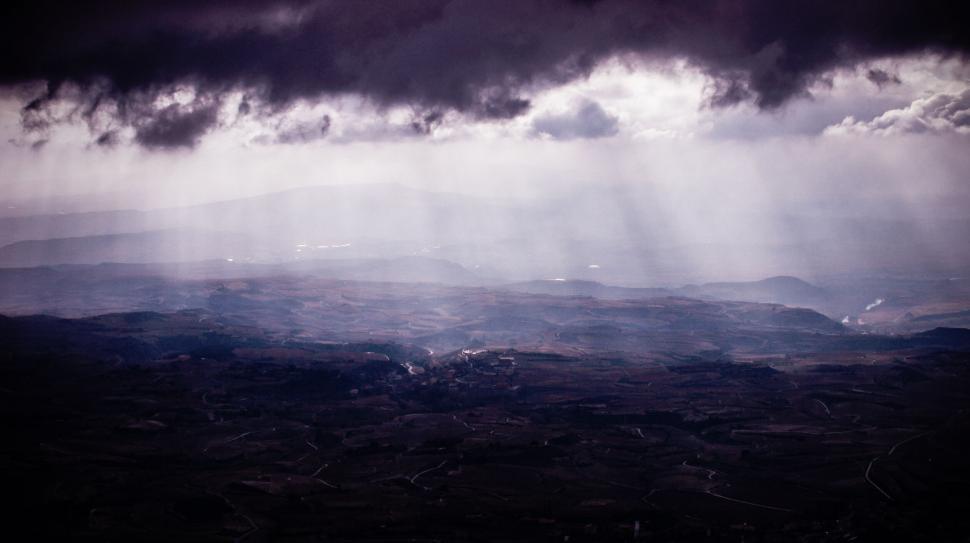 Free Image of Mysterious landscape with sunbeams and clouds 