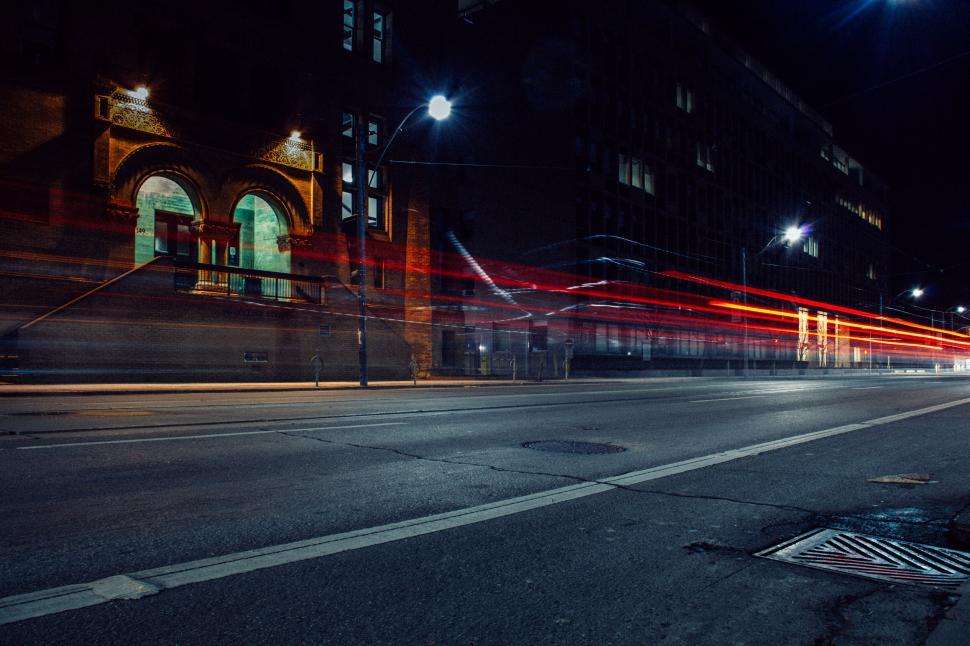 Free Image of Long exposure of city street at night 